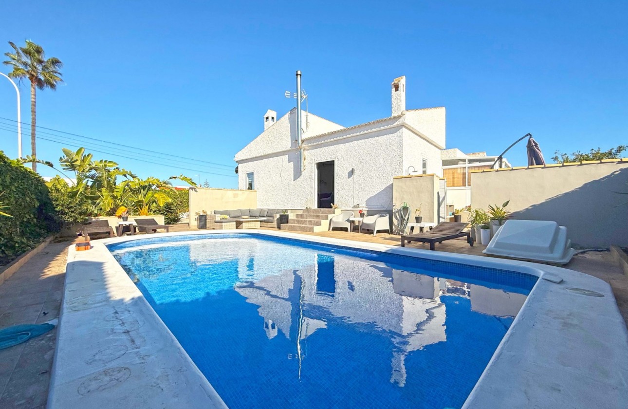 Begagnad - Fristående Villa - Torrevieja - La Siesta - El Salado -  Torreta