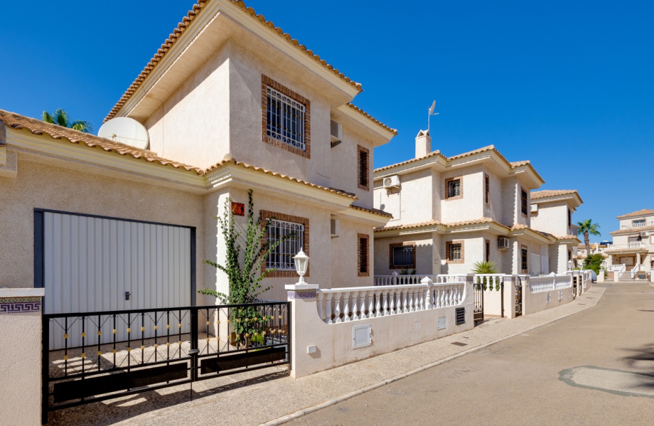 Begagnad - Radhus - Orihuela Costa - calle Ciruela