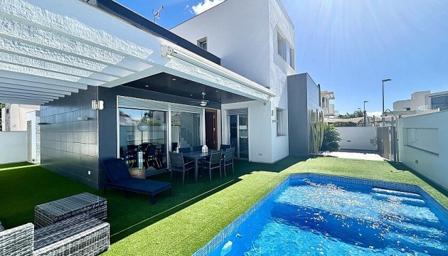 Detached Villa - Herverkoop - Orihuela Costa - Mil Palmeras