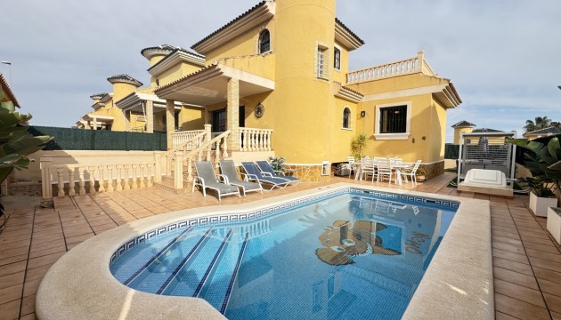 Detached Villa - Herverkoop - Orihuela Costa - Villamartín