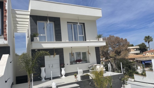 Detached Villa - Odsprzedaż - Torrevieja - Los Balcones - Los Altos del Edén