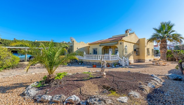 Detached Villa - Wiederverkauf - Torrevieja - La Siesta - El Salado -  Torreta