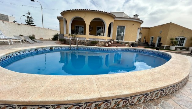 Detached Villa - Wiederverkauf - Torrevieja - San Luis
