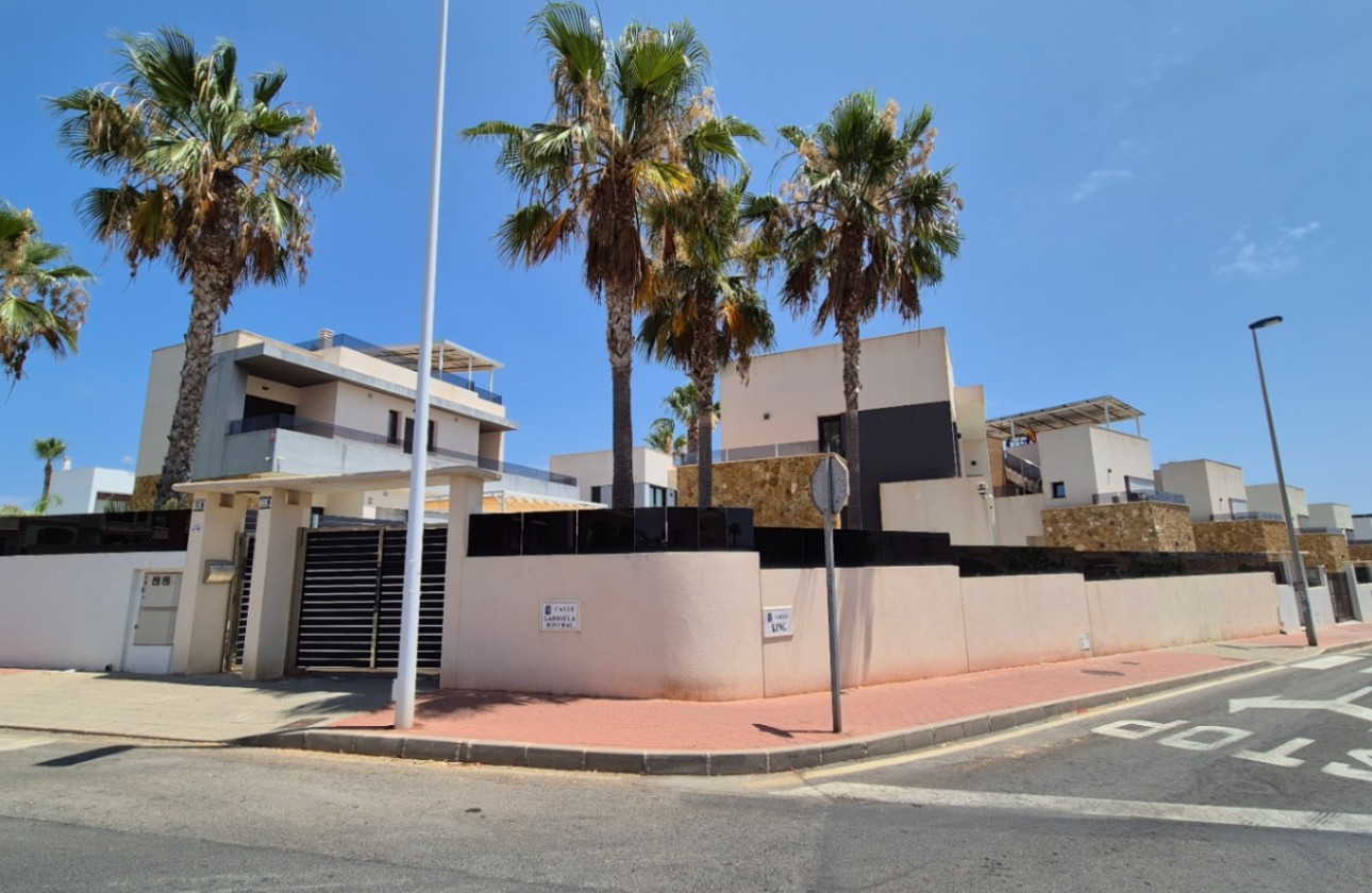 Перепродажа - отдельная вилла - Torrevieja
