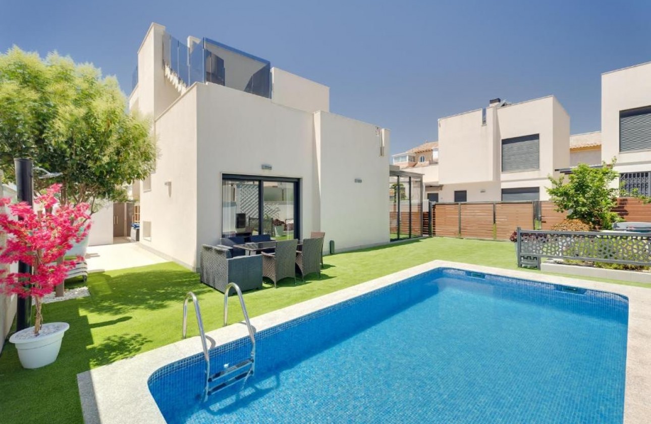 Перепродажа - отдельная вилла - Torrevieja