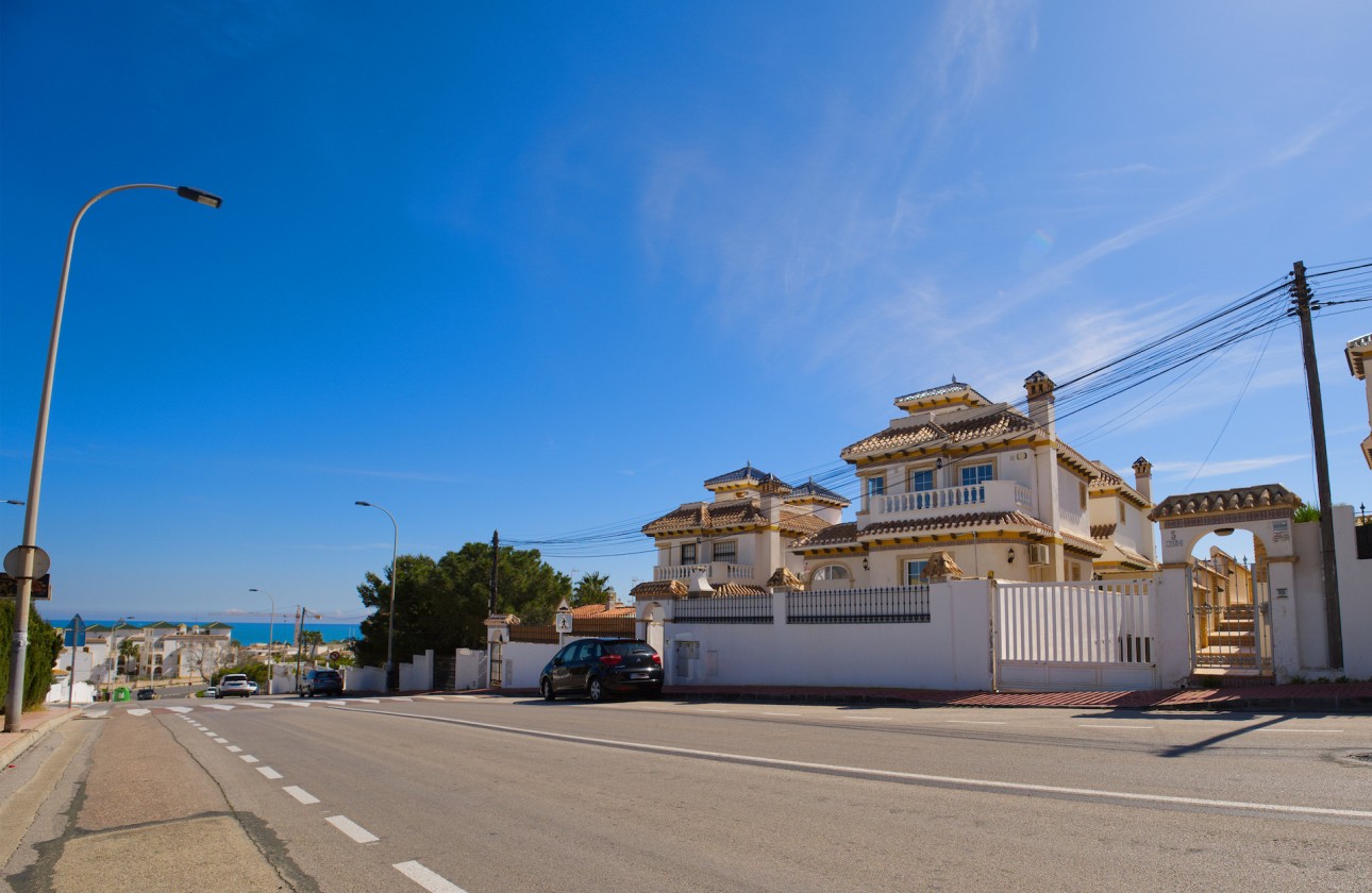 Перепродажа - отдельная вилла - Torrevieja