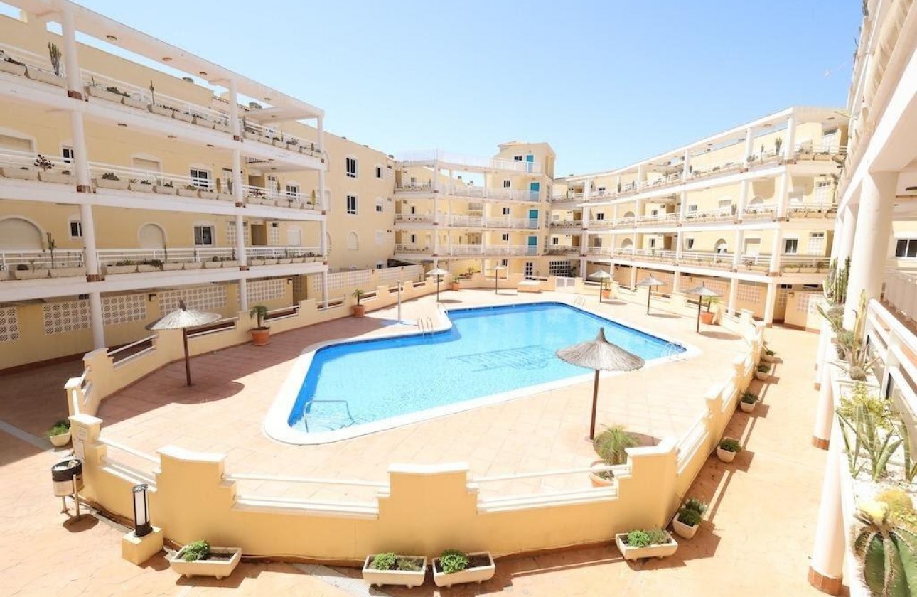 Resale - Apartment - Orihuela Costa - Campoamor