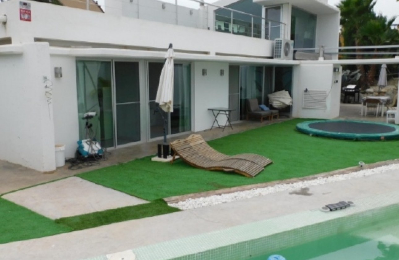 Resale - Detached Villa - Alicante