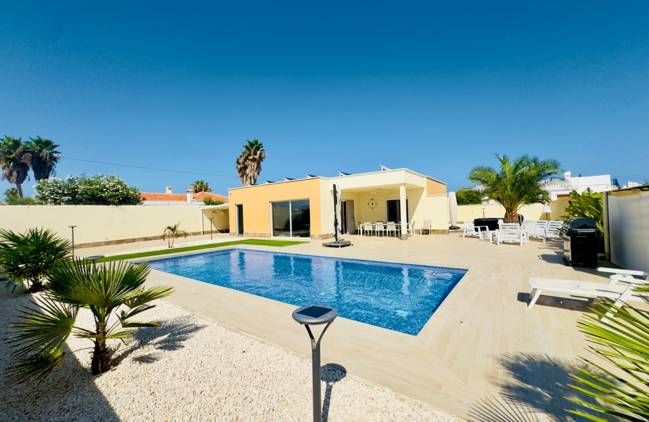 Resale - Detached Villa - Torrevieja - La Siesta - El Salado -  Torreta