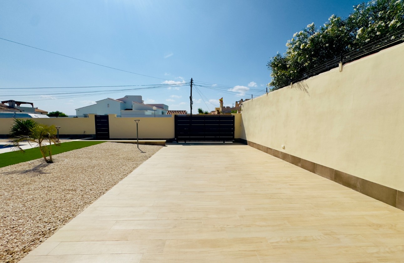 Resale - Detached Villa - Torrevieja - La Siesta - El Salado -  Torreta