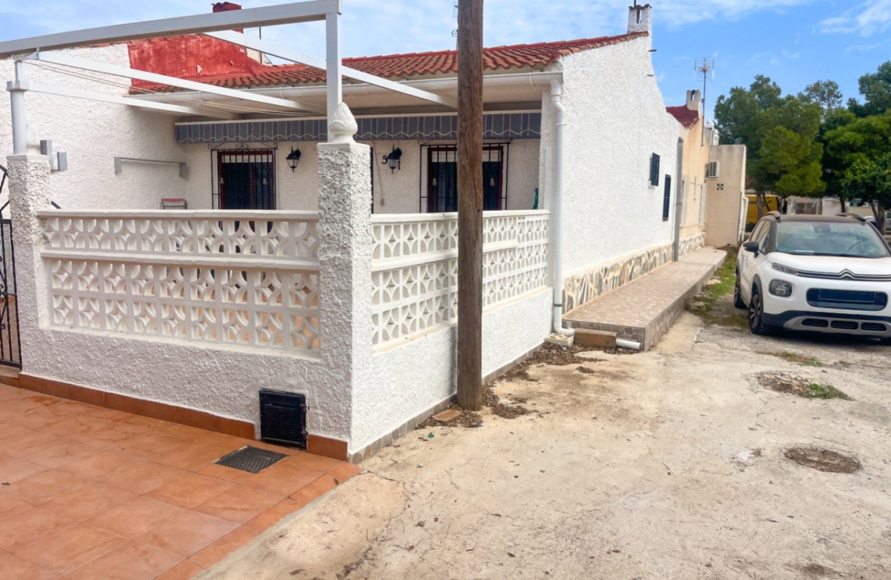 Resale - Semi Detached Villa - Torrevieja