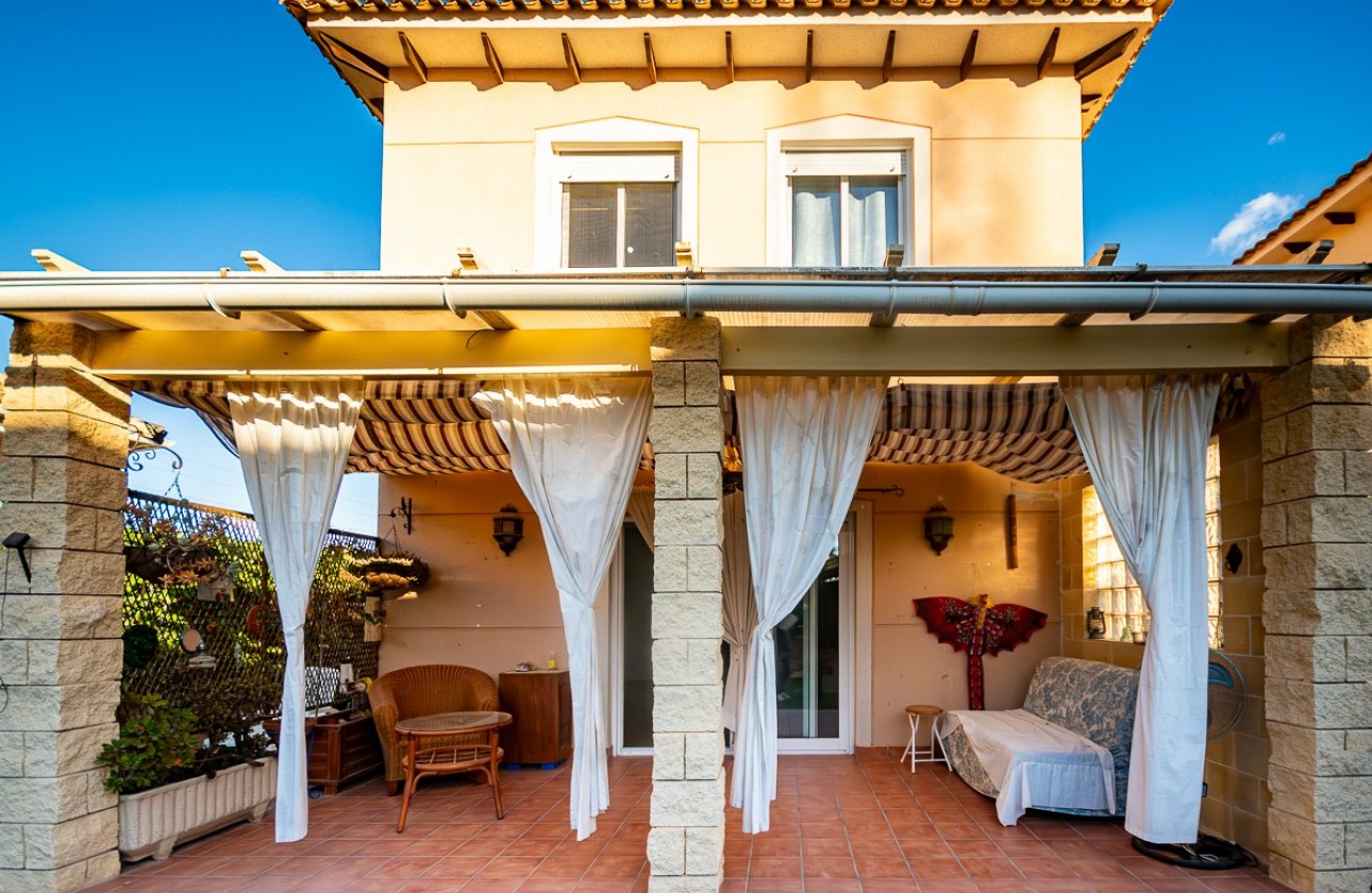 Videresalg - Detached Villa - Benferri