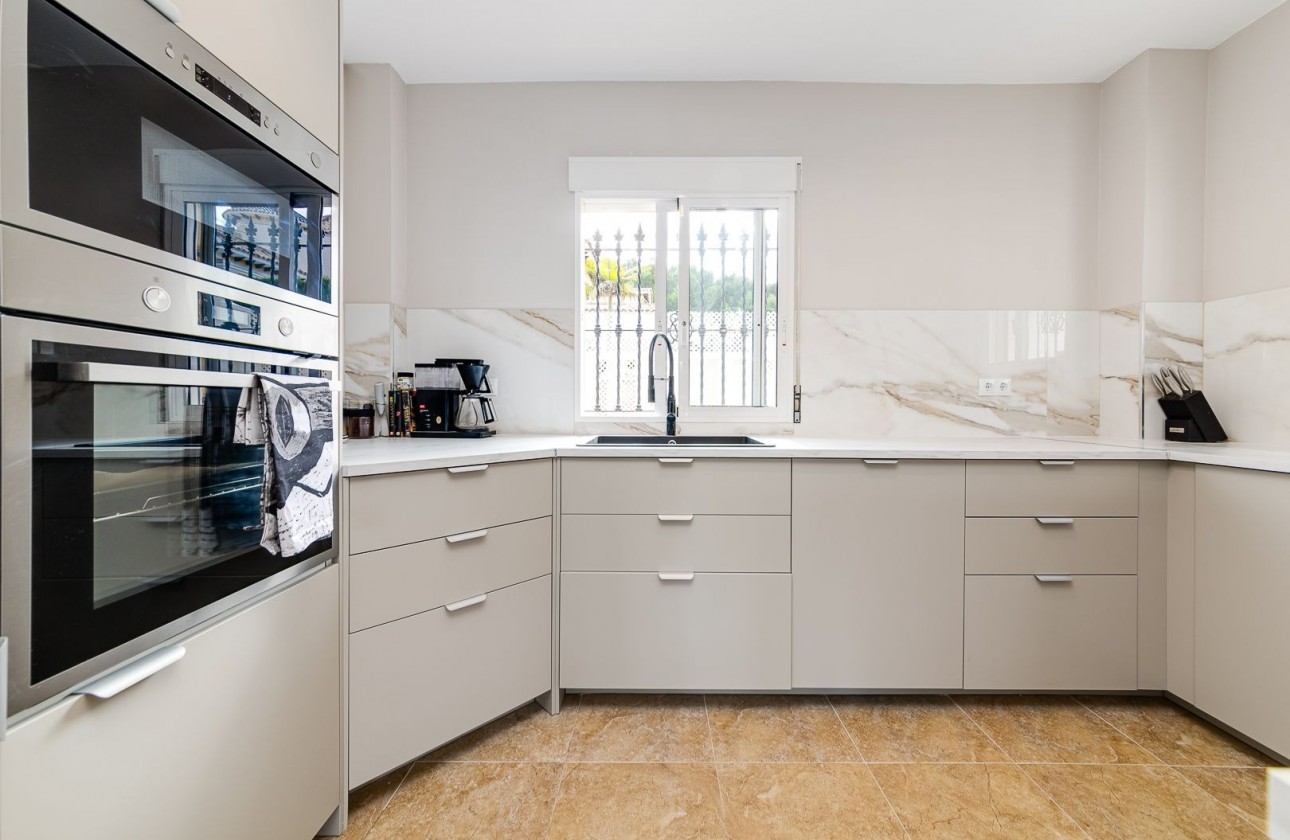 Videresalg - Detached Villa - Orihuela Costa - Villamartín