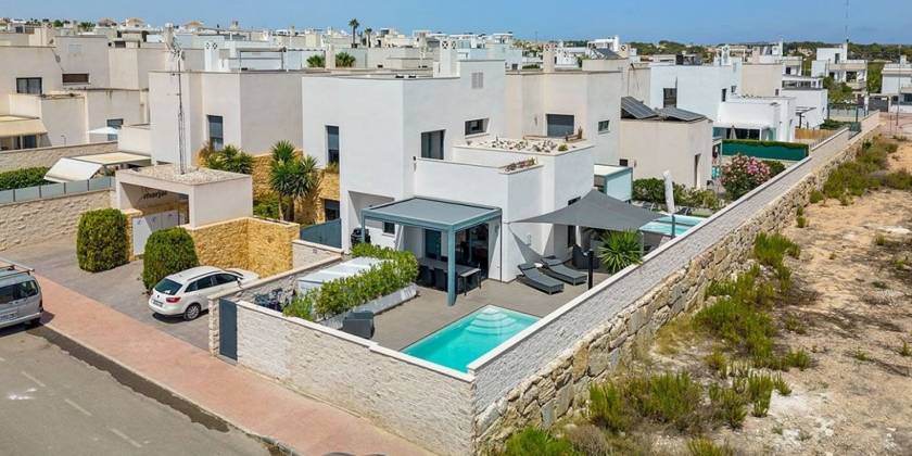 Att välja mellan Torrevieja, Orihuela Costa och Pilar de la Horadada för utlandsboende familjer år 2026