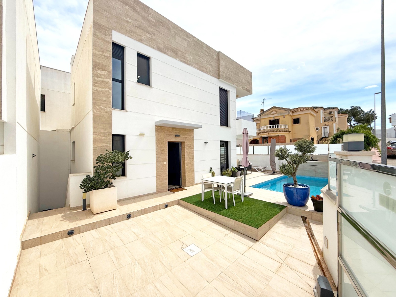 Villa in Villamartin - view 1