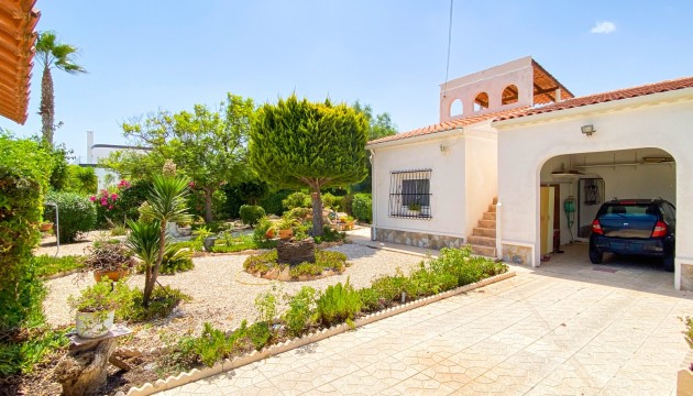 Перепродажа - отдельная вилла - Torrevieja