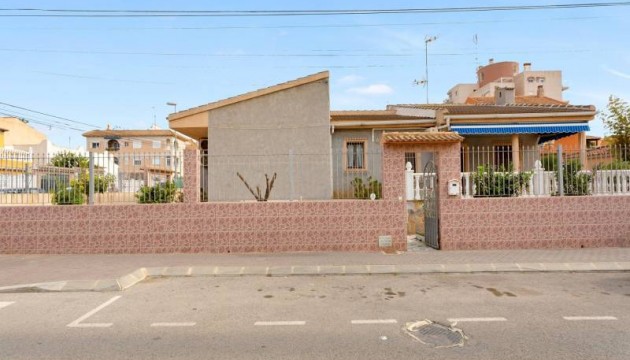 Reventa - Chalet Independiente - Torrevieja - Nueva Torrevieja - Aguas Nuevas