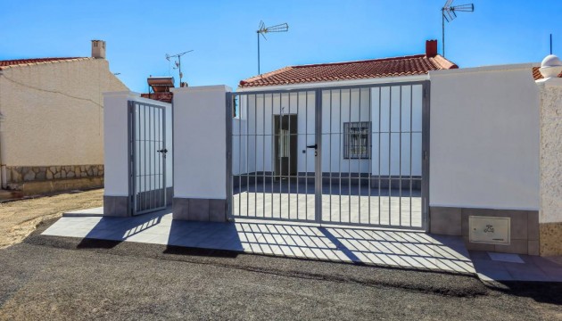 Resale - Bungalow - Torrevieja - La Siesta - El Salado -  Torreta