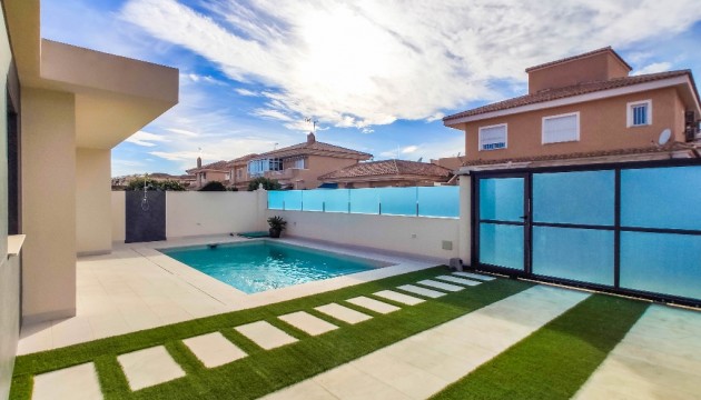 Herverkoop - Detached Villa - Orihuela Costa - Punta Prima