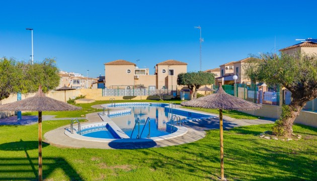 Перепродажа - отдельная вилла - Torrevieja