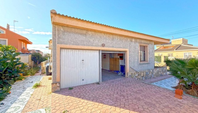 Перепродажа - отдельная вилла - Torrevieja