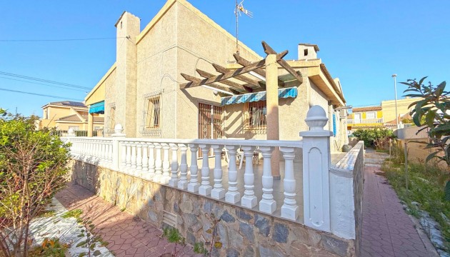 Перепродажа - отдельная вилла - Torrevieja