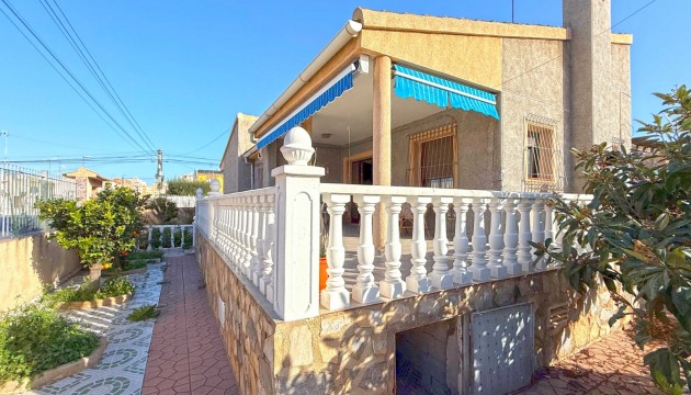 Перепродажа - отдельная вилла - Torrevieja