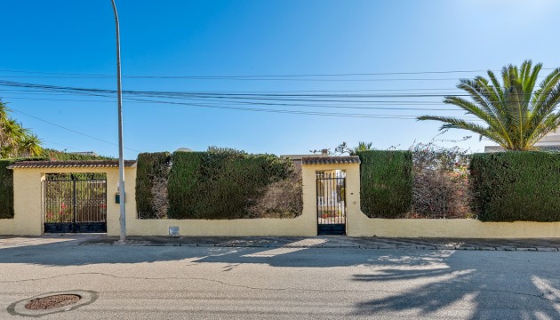 Resale - Detached Villa - Torrevieja - La Siesta - El Salado -  Torreta