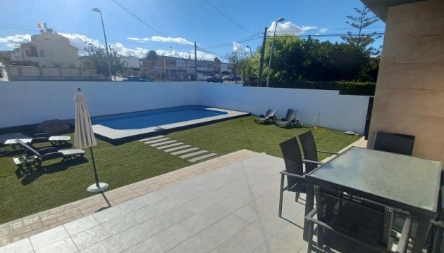 Перепродажа - отдельная вилла - Torrevieja
