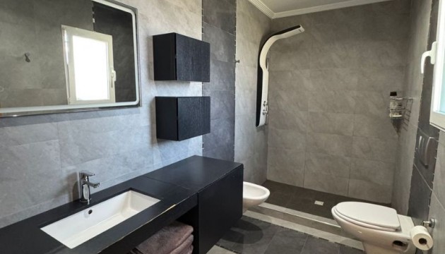 Перепродажа - отдельная вилла - Torrevieja