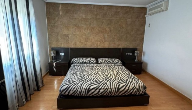 Перепродажа - отдельная вилла - Torrevieja