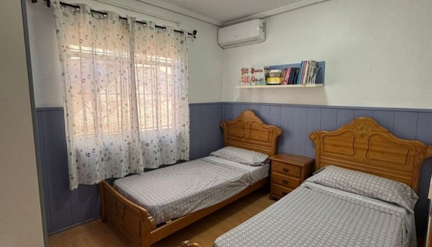 Перепродажа - отдельная вилла - Torrevieja