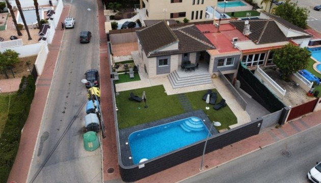 Перепродажа - отдельная вилла - Torrevieja