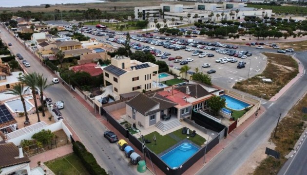 Перепродажа - отдельная вилла - Torrevieja