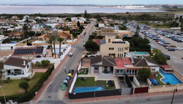 Перепродажа - отдельная вилла - Torrevieja