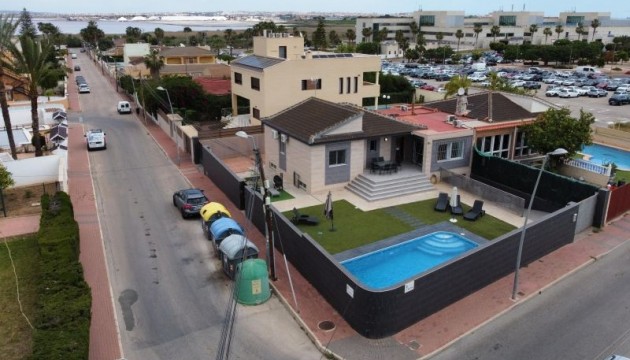 Перепродажа - отдельная вилла - Torrevieja