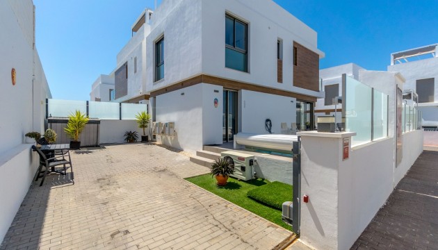 Resale - Detached Villa - Orihuela Costa - Villamartín