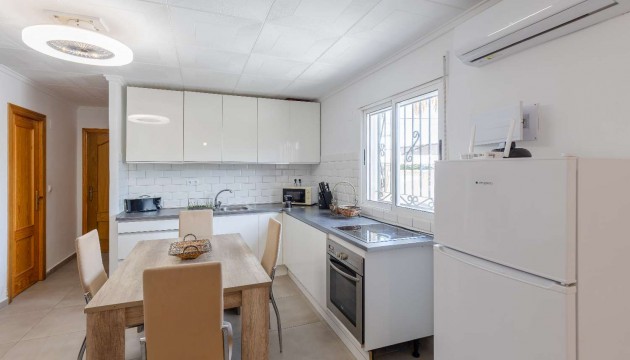 Resale - Bungalow - Torrevieja - La Siesta - El Salado -  Torreta