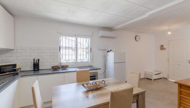 Resale - Bungalow - Torrevieja - La Siesta - El Salado -  Torreta