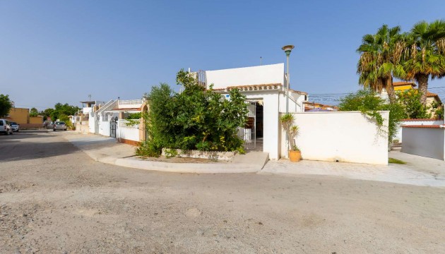 Resale - Bungalow - Torrevieja - La Siesta - El Salado -  Torreta