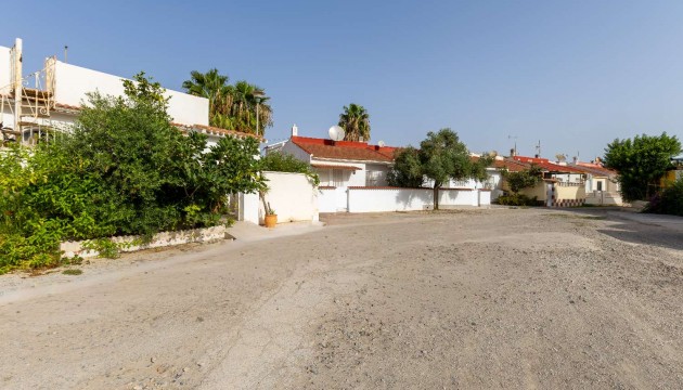 Resale - Bungalow - Torrevieja - La Siesta - El Salado -  Torreta