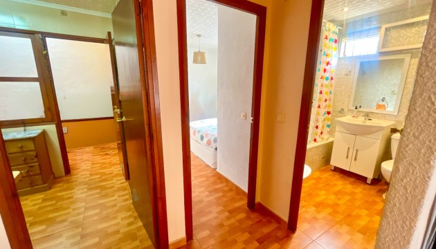 Resale - Semi Detached Villa - Torrevieja