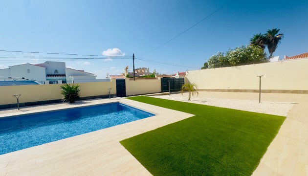 Resale - Detached Villa - Torrevieja - La Siesta - El Salado -  Torreta