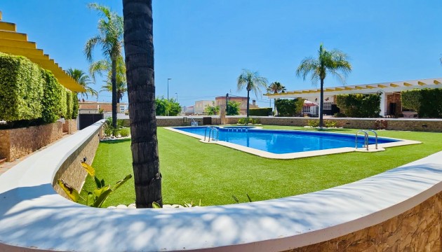 Resale - Bungalow - Pilar de la Horadada - Mil Palmeras