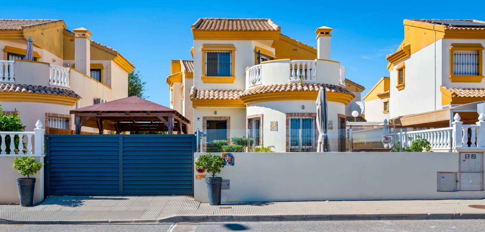 House in Urbanizacion El Raso - view 1