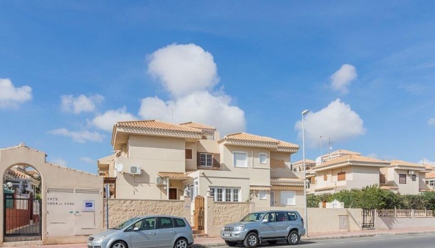 Resale - House - Orihuela Costa - La Zenia