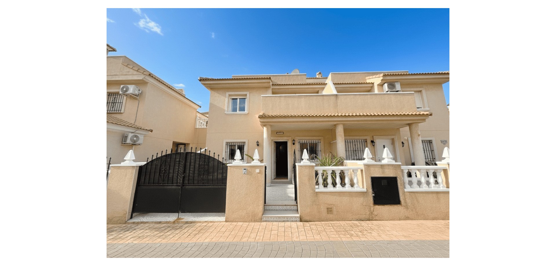 House in La Zenia - view 1