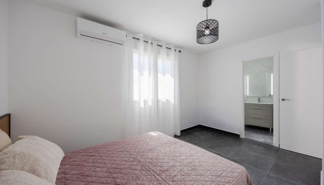 Resale - Bungalow - Torrevieja
