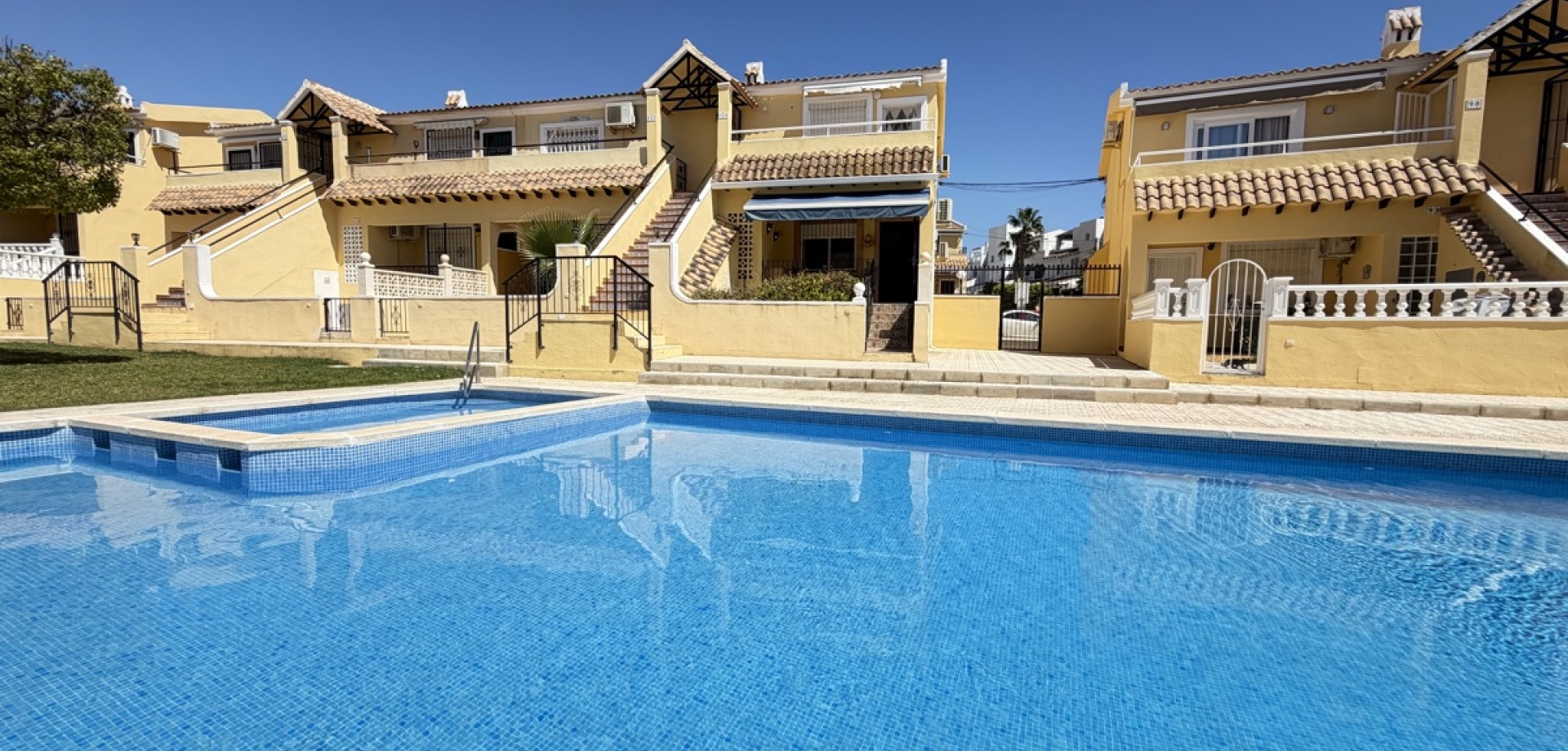Apartment in Villamartin - view 1