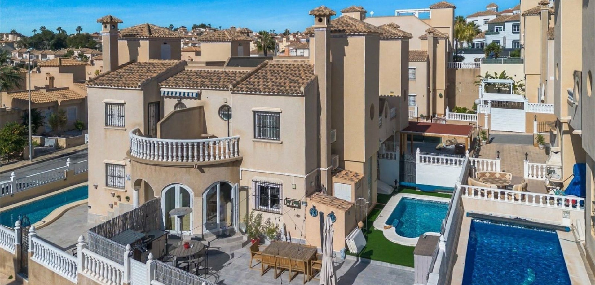 House in Villamartin - view 1